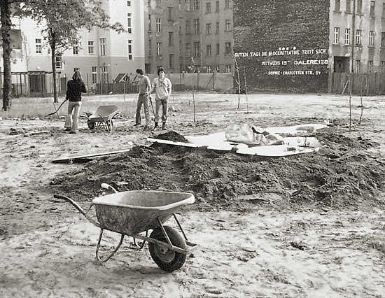 Ehrenamtliche beim Bau der Badewannenlandschaft für die Enten, 1982